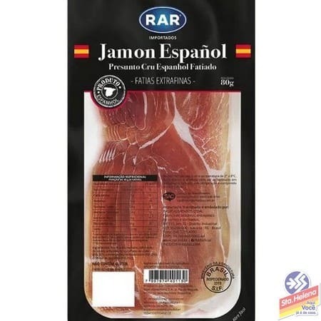 Garfo com apetitoso jamon espanhol contra a paisagem espanhola